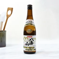 Hakkaisan Tokubetsu Honjozo Sake, 720ml
